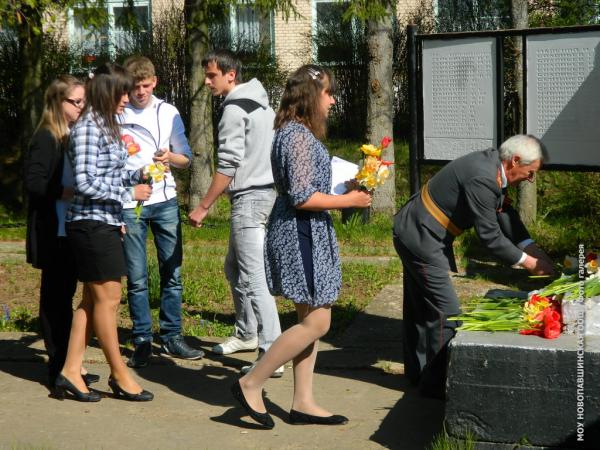 Возложение цветов ветераном войны и учащимися к памятнику погибшим воинам