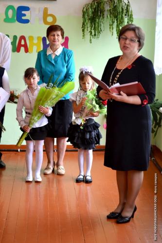 Директор Провоторова Т.А. зачитывает приказ о зачеслении в школу